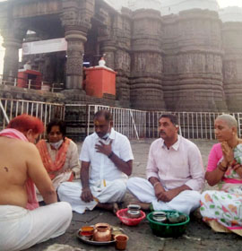 Devotees performing puja at Shri Aundha Nagnath Jyotirling